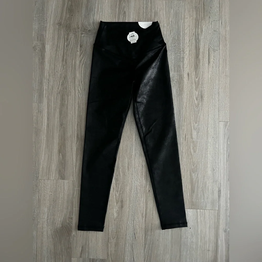 NWT OFFLINE By Aerie Real Me High Waisted Crossover Legging Black Metallic - M - Picture 1 of 9